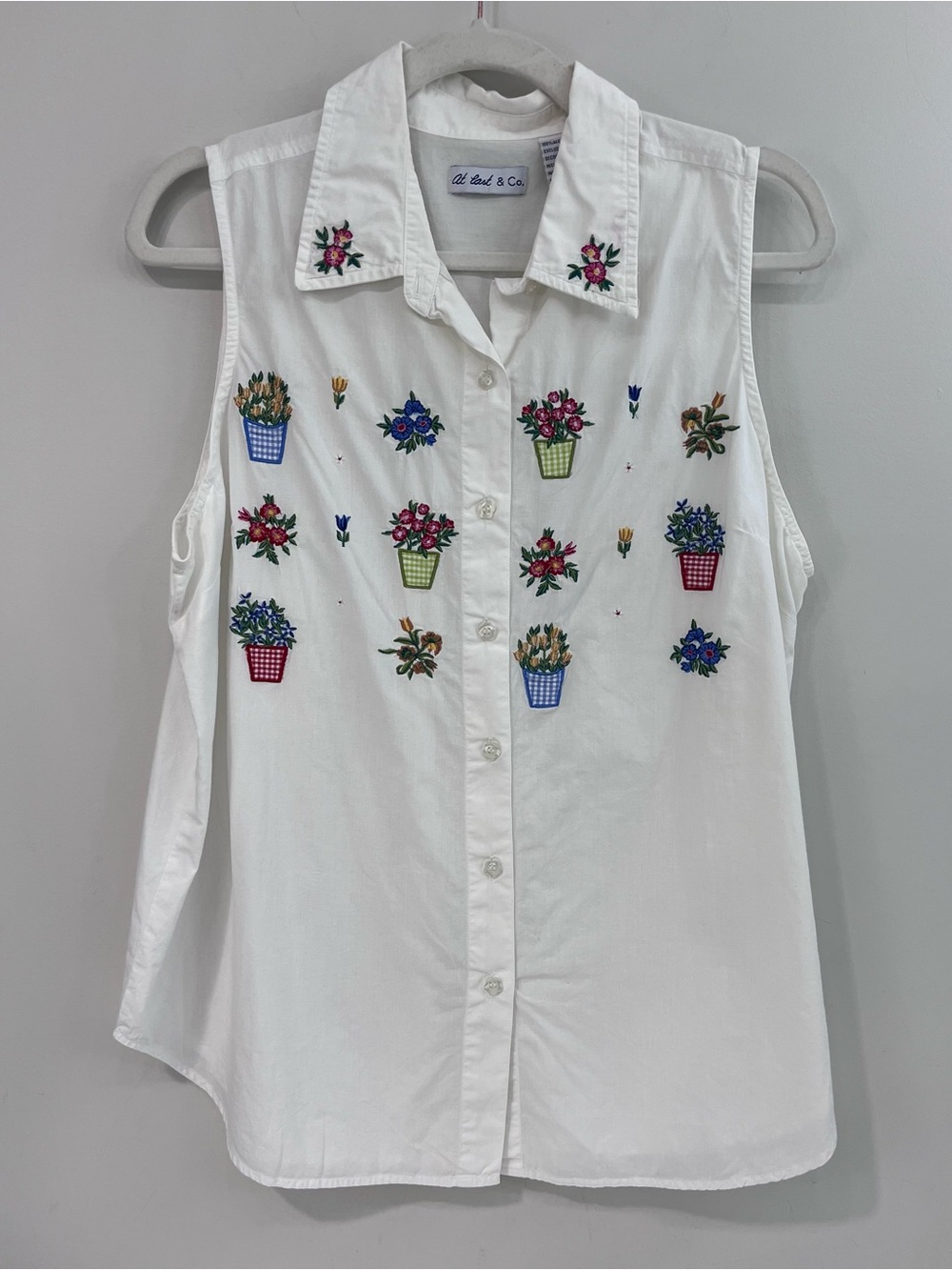Vintage 90s Embroidered Floral white sleeveless button-down shirt At Last & Co